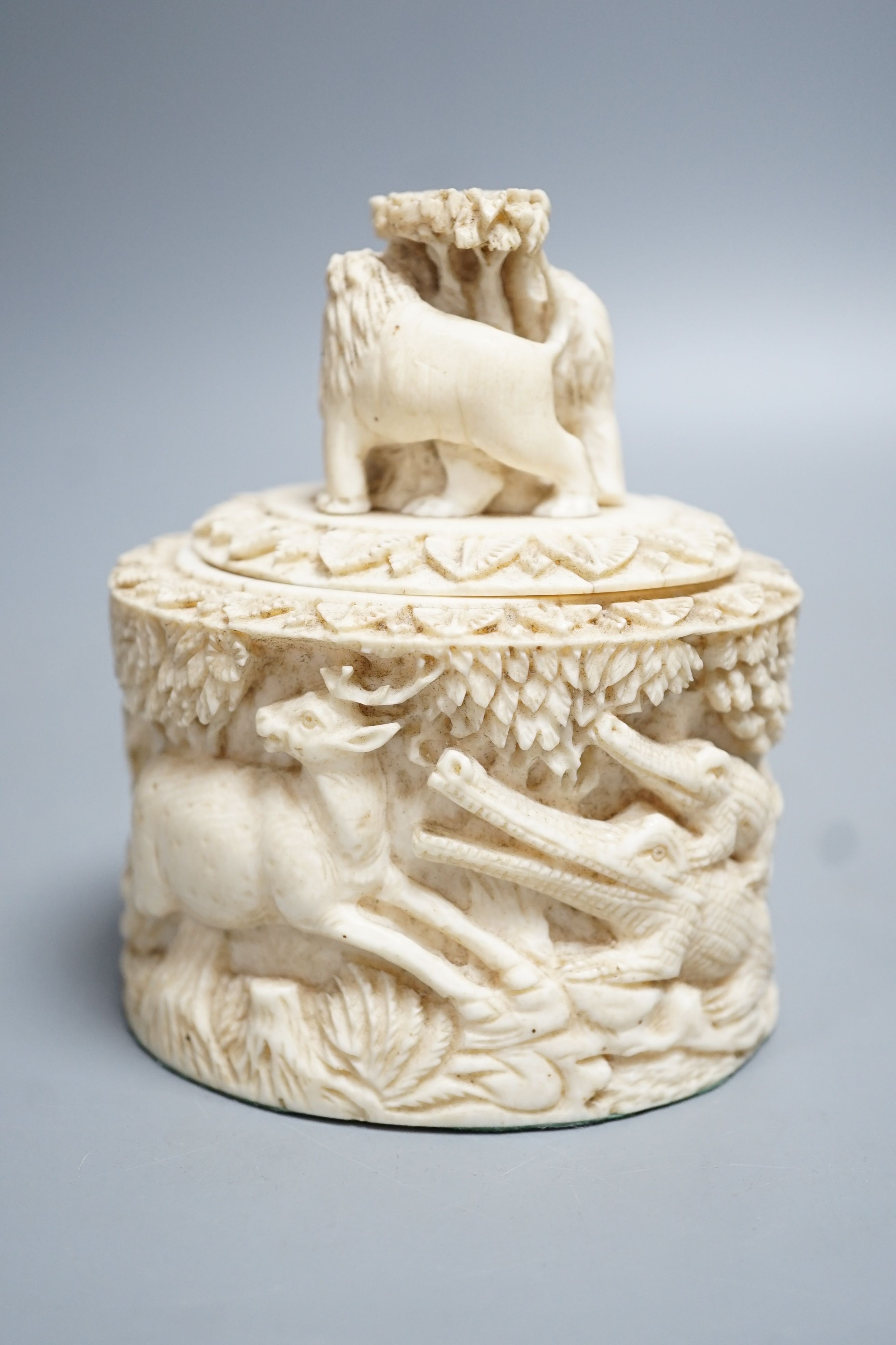 An early 20th century Indian carved ivory box and cover 10cm